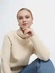 Бежевый свитер вязаный женский