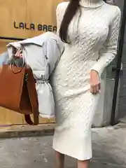 Белый платье в косичку