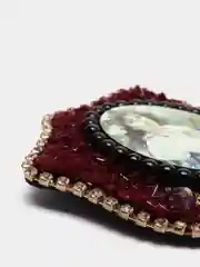 Бордовый брошь-шеврон, 5,5 х 7 см