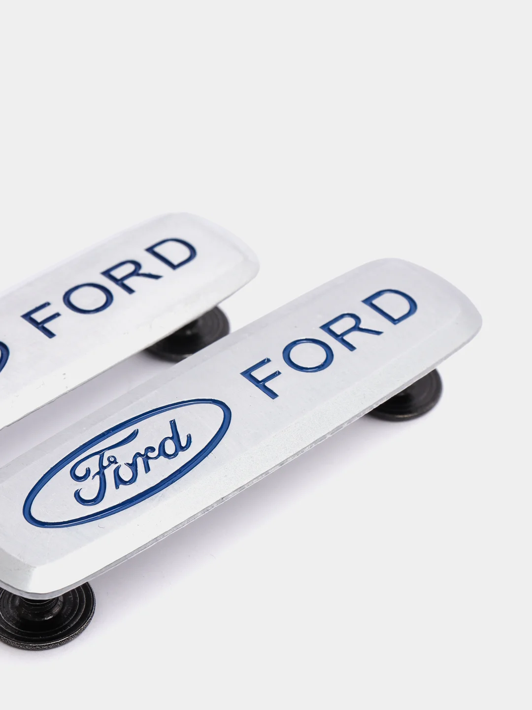 Комплект шильдиков металлических с эмблемой авто "FORD" и 4 винтовыми креплениями (Пара)