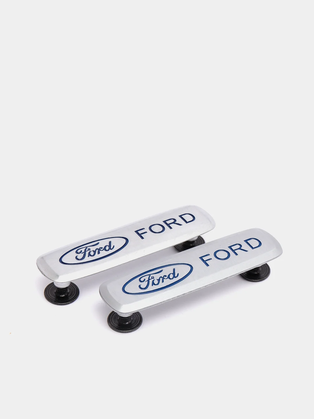 Комплект шильдиков металлических с эмблемой авто "FORD" и 4 винтовыми креплениями (Пара)