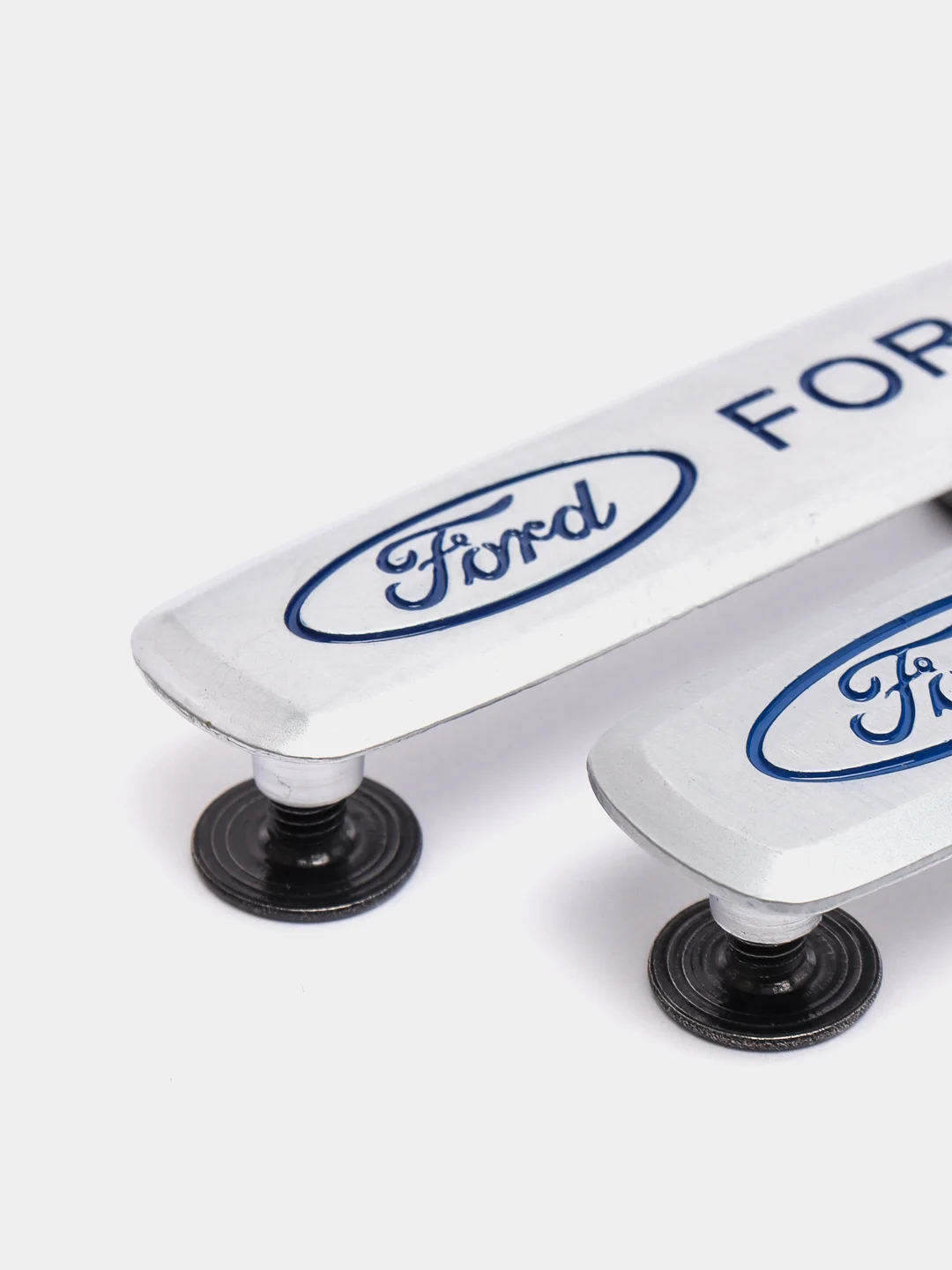 Комплект шильдиков металлических с эмблемой авто "FORD" и 4 винтовыми креплениями (Пара)