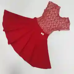 Красное платье с коротким рукавом