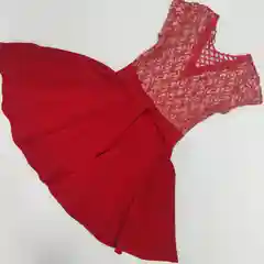 Красное платье с коротким рукавом