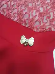 Красное платье с коротким рукавом