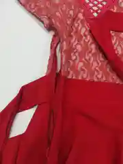 Красное платье с коротким рукавом