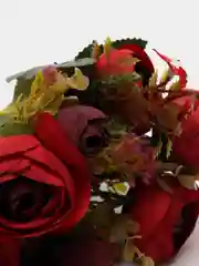 Бордовый искусственные цветы: камелии, пионы, букет
