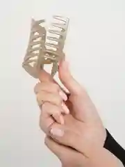 Бежевый краб для волос