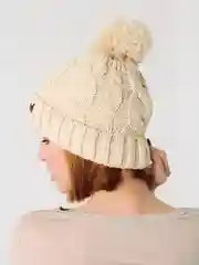 Бежевый шапка женская вязаная утепленная