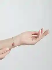 Кораллово-розовый браслет с бабочкой и блестками