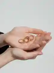 Алый набор колец со стразами, золотистые