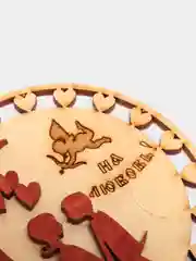 Деревянный магнит "Влюбленные на луне"