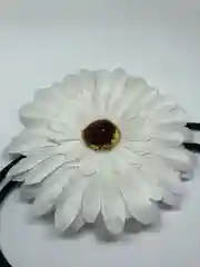 Белый ободок на резинке с цветком