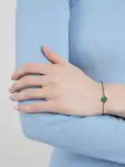 Браслет на нити с малахитом
