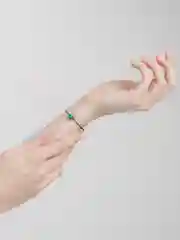 Браслет на нити с малахитом