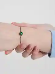 Браслет на нити с малахитом