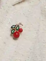 Брошь женская,вишенки