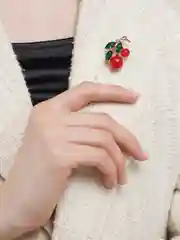 Брошь женская,вишенки