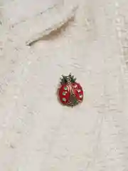 Багровый брошь женская "Божья коровка"