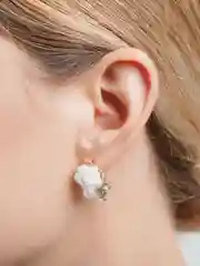 Белый серьги гвоздики / Бижутерные украшения / Серьги с камнем. Серьги розочки
