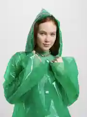 Зеленый дождевик-плащ с капюшоном