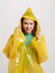 Белый дождевик-плащ с капюшоном