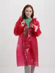 Красный дождевик-плащ с капюшоном