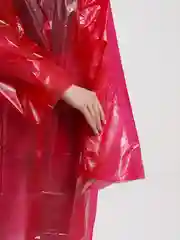 Красный дождевик-плащ с капюшоном