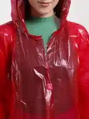 Красный дождевик-плащ с капюшоном