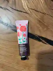 Розовый крем для рук