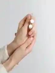 Белый серьги-подвески акриловые