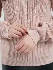 Розовый женский свитер, вязаный