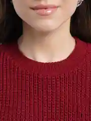 Багровый женский свитер, вязаный