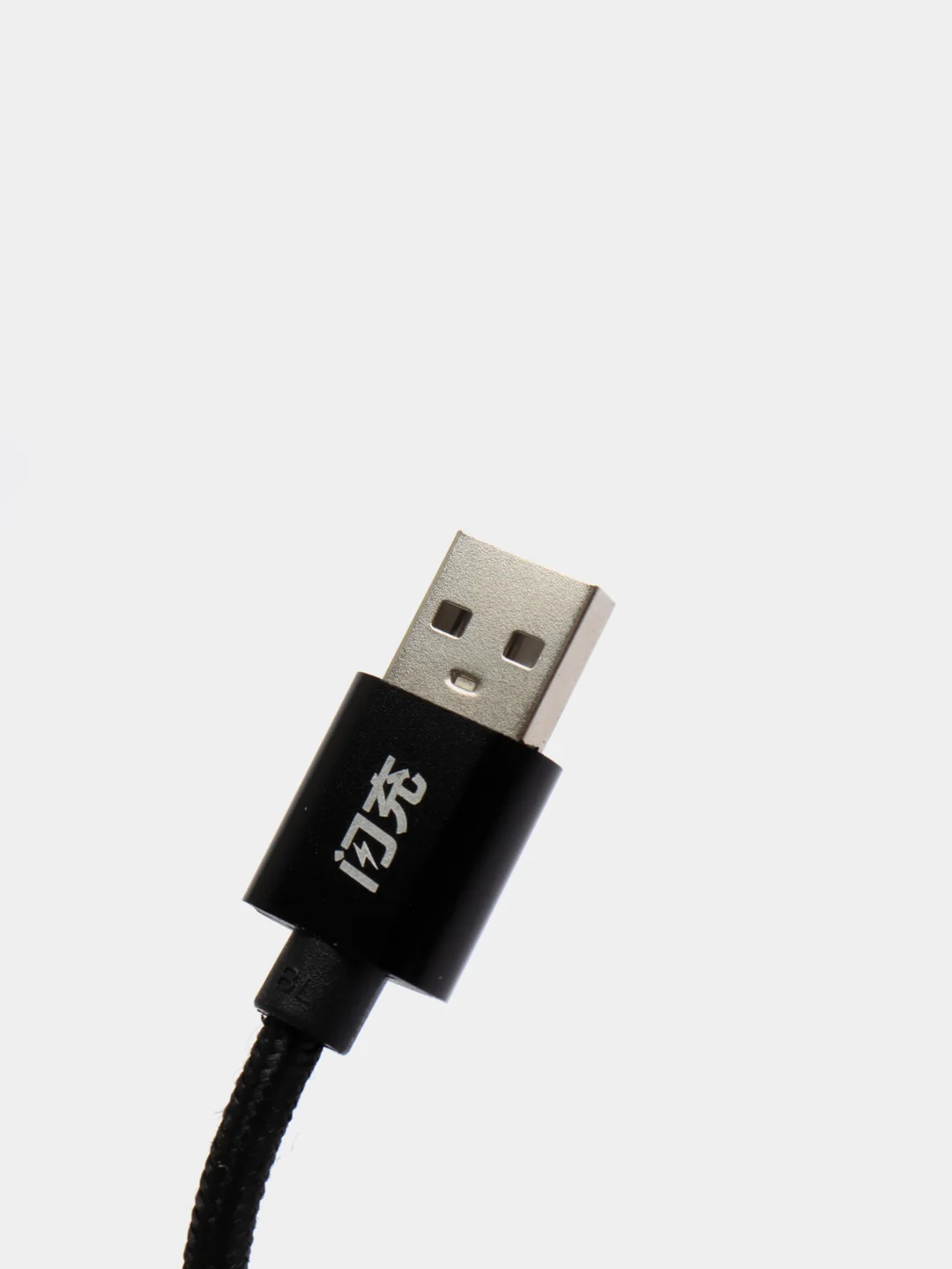 Черный кабель для зарядки устройства Lightning