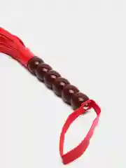 Красный кожаная плетка с деревянной ручкой