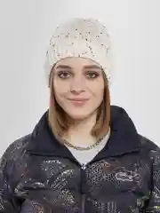 Молочный яркая женская шапка из фантазийной пряжи "Фанта"