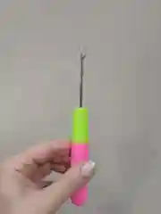 Розовый крючок для плетения кос