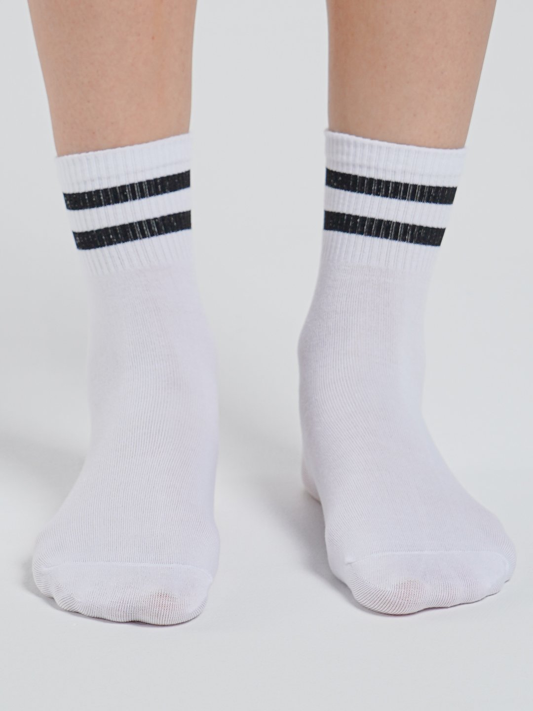 Белые носки с черными полосками