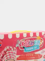Кухонный стол с кухонными принадлежностями