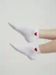 Носки белые, короткие, с сердцем