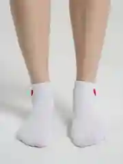 Носки белые, короткие, с сердцем