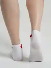 Носки белые, короткие, с сердцем