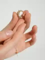 Белый кафф и серьга золотистые