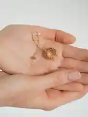 Белый кафф и серьга золотистые