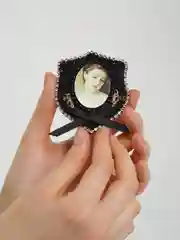 Черный брошь-шеврон, 5,5 х 7 см