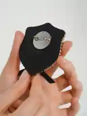 Черный брошь-шеврон, 5,5 х 7 см
