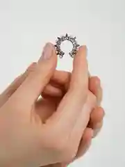 Черный каффы с шипами и стразами