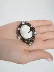 Белый брошь-кулон "Камея в стразах", 5 х 3,5 см