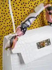 Белый сумка с ручкой и ремешком, с платком