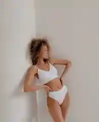Белый женский комплект белья, топ и стринги